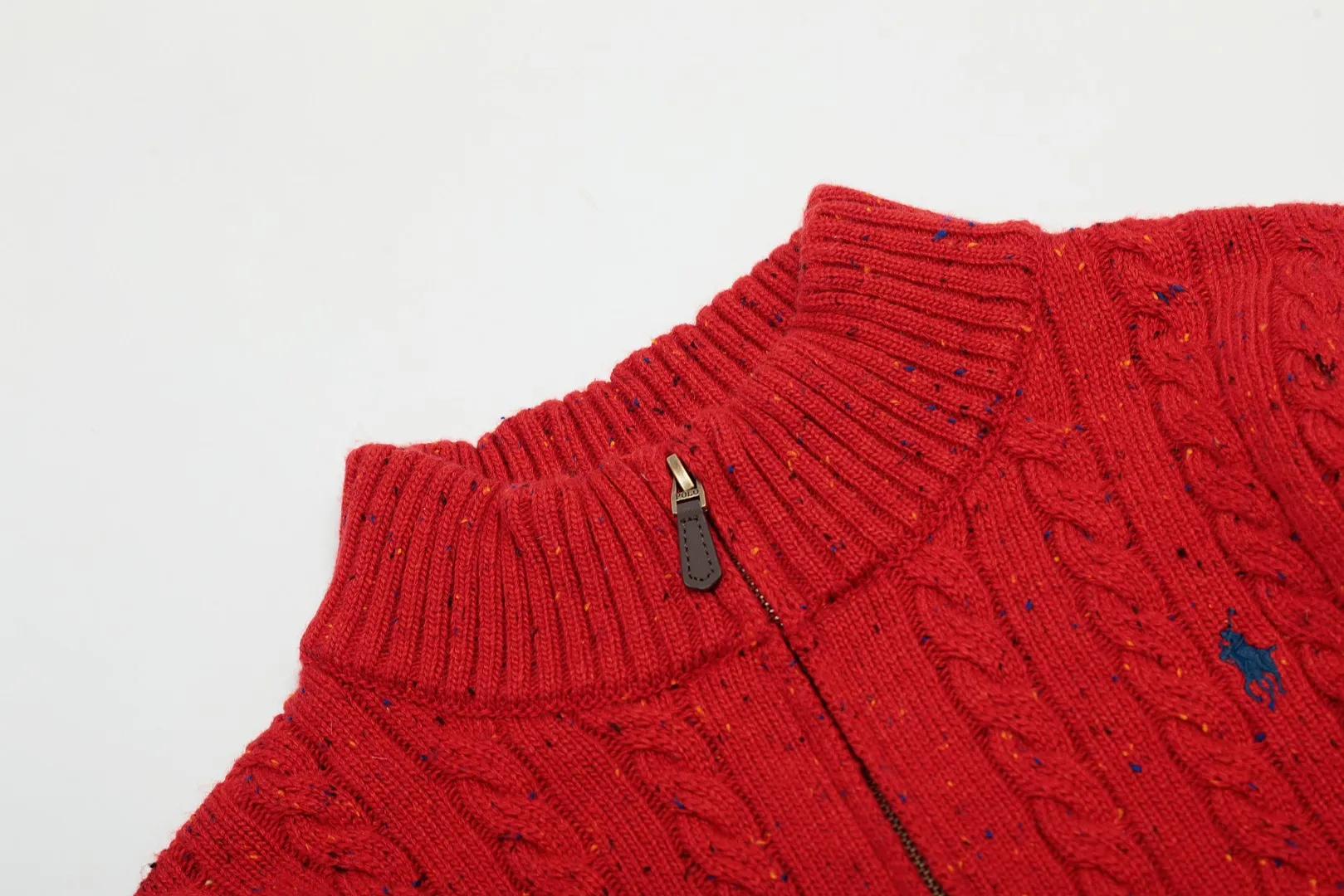 🅿️250 "Top quality" Style number: DS038# [Ralph Lauren wool blend pony embroidery logo twist knitted half-zip sweater] ✅Ralph Lauren gradient multi-color dot versatile couple's knitted half-zip pullover sweater ✅15% Merino cotton wool 85% wool blend Customized laser buttons Clean and clear texture ✅ZP quality 1:1 version Scan the code to enter the GF website Counter quality ✅Details and quality are the only one in Guangzhou. Imported quality wool, focusing on high-end, cost-effective. Needless to say good quality. ✅Restore the original version. The maximum size can be worn up to 160 pounds. Loose, comfortable and stress-free. ✅Zip down the lapel. Pull up the zipper to the half-high collar. Easy to wear with any style. Christmas red